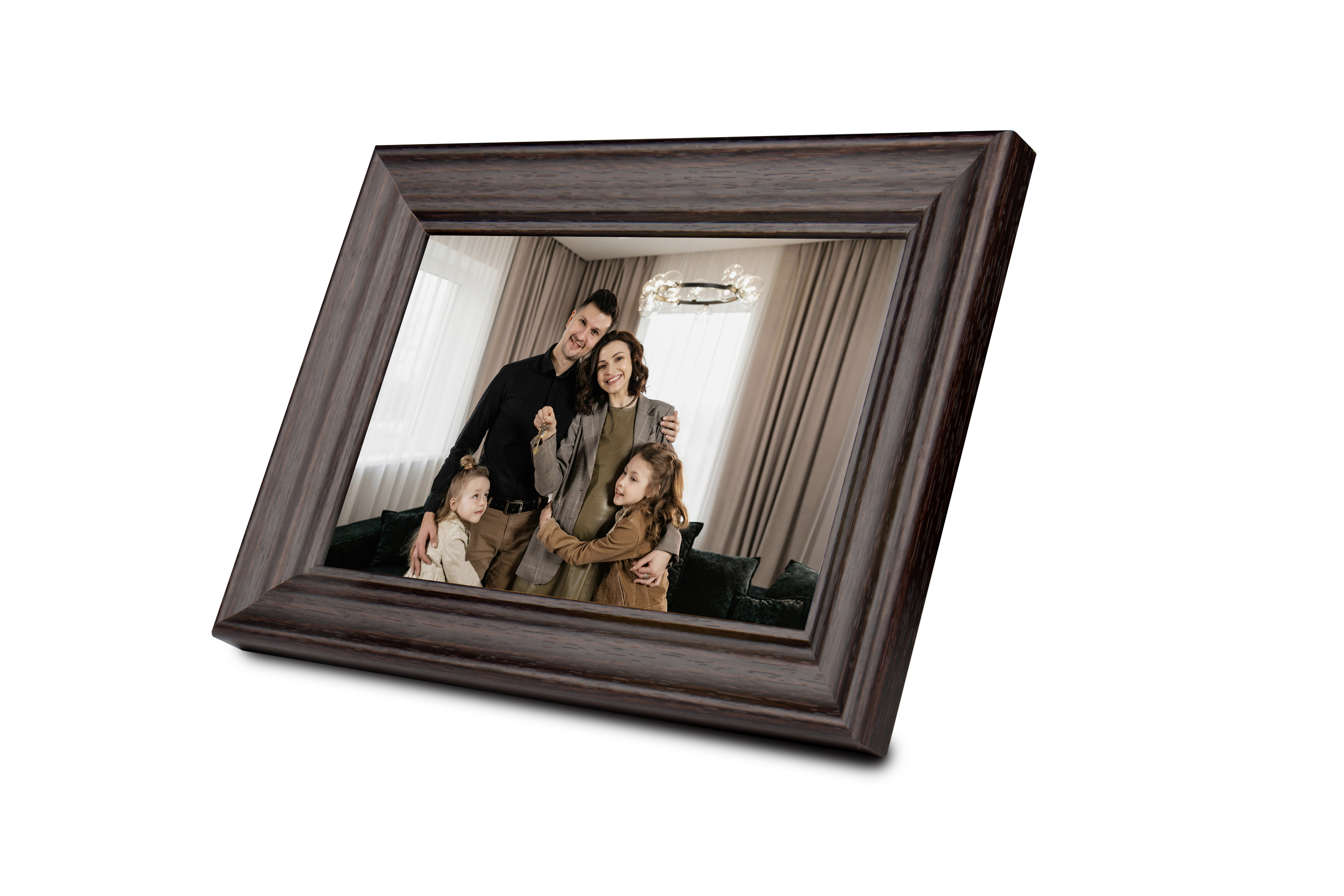 Ein hölzerner Bilderrahmen zeigt eine glückliche vierköpfige Familie, die im Wohnzimmer steht.