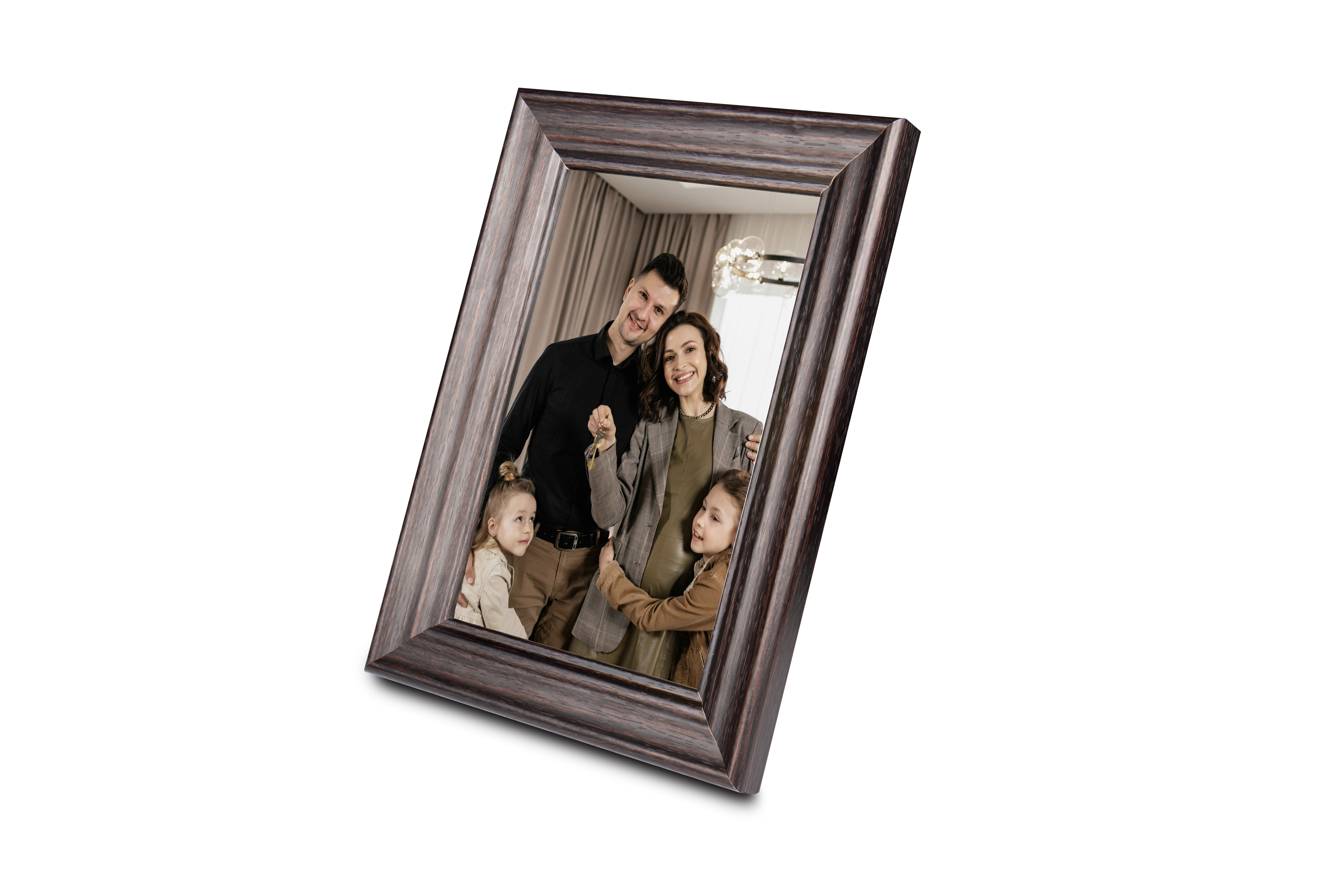Ein gerahmtes Familienfoto zeigt Eltern und zwei Kinder, die glücklich lächeln und Hausschlüssel halten.