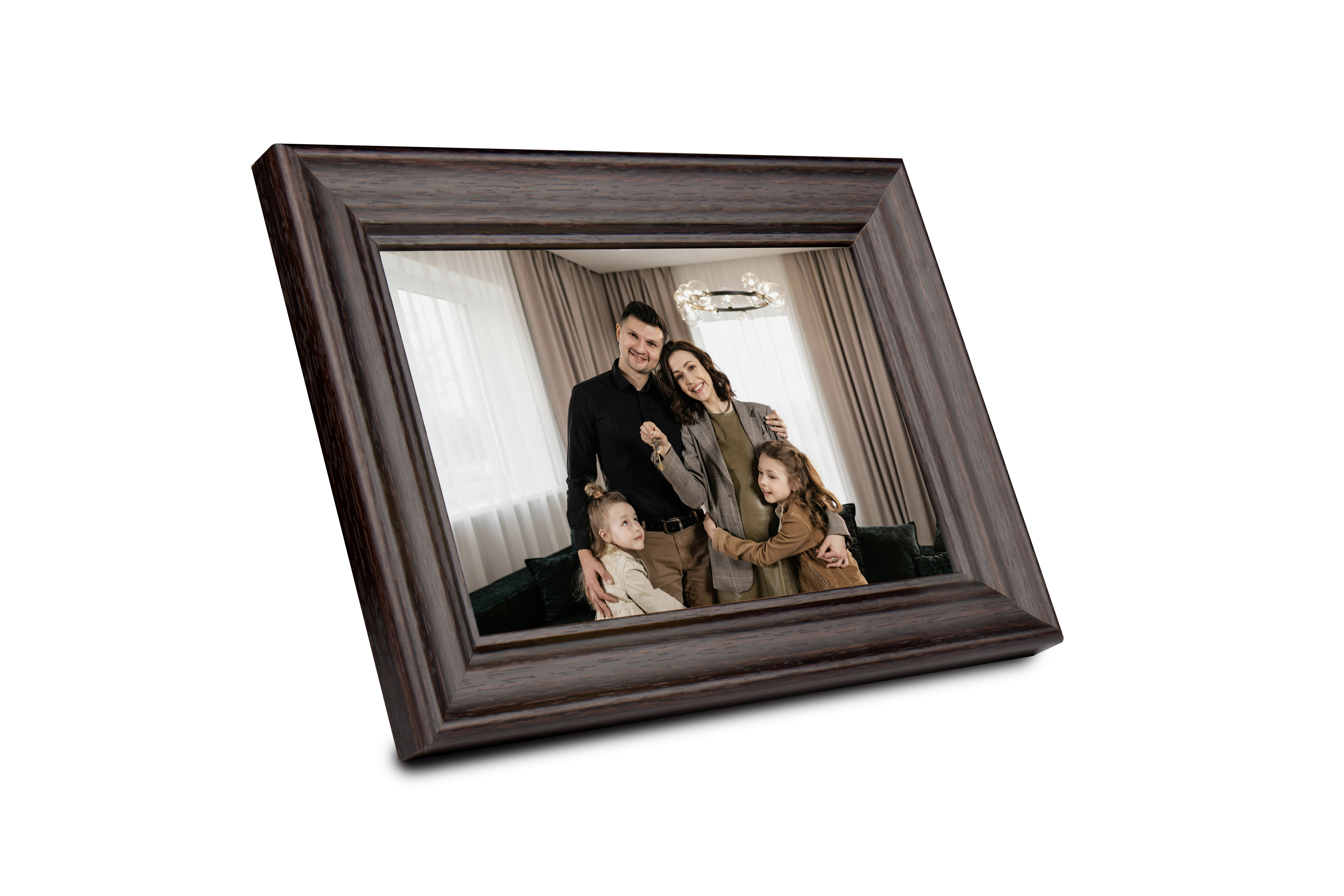 Ein dunkler Holzfotorahmen zeigt eine glückliche vierköpfige Familie in einem modernen Wohnzimmer.