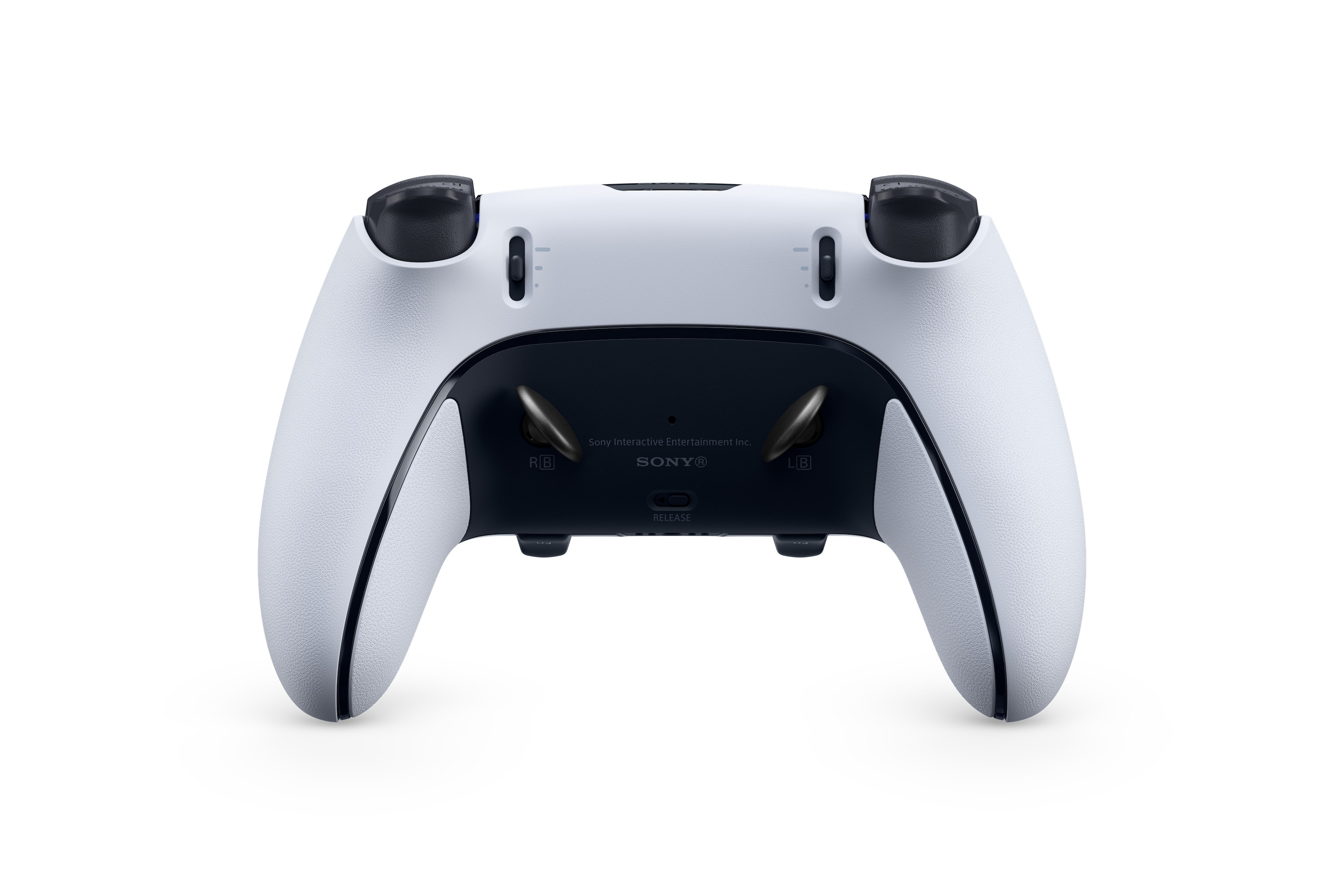 Rückansicht eines weißen PlayStation DualSense Edge Controllers mit zwei schwarzen Tasten auf der Unterseite.