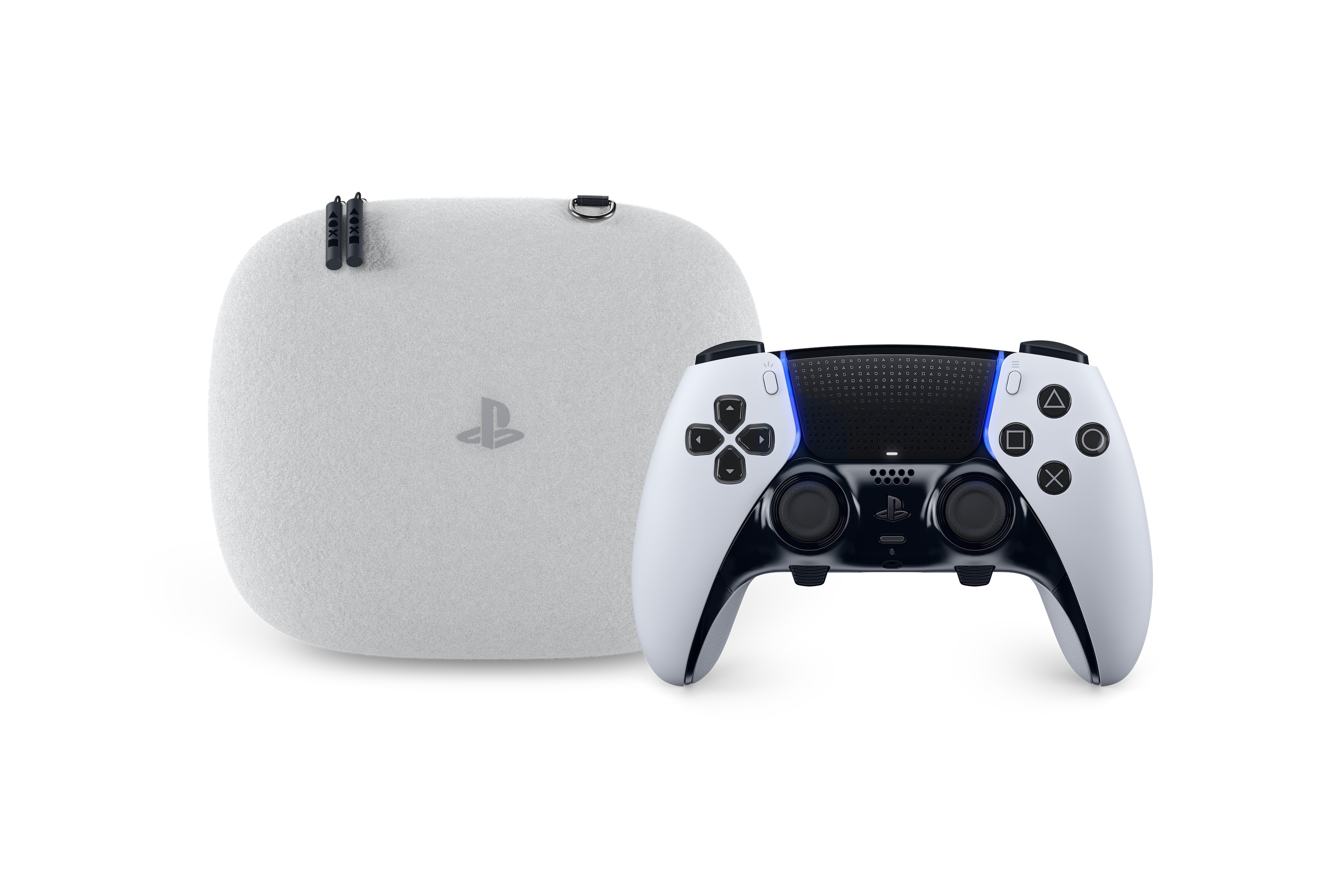Ein weiß-schwarzer PlayStation Edge Controller steht vor einer hellgrauen Transporttasche mit Logo.