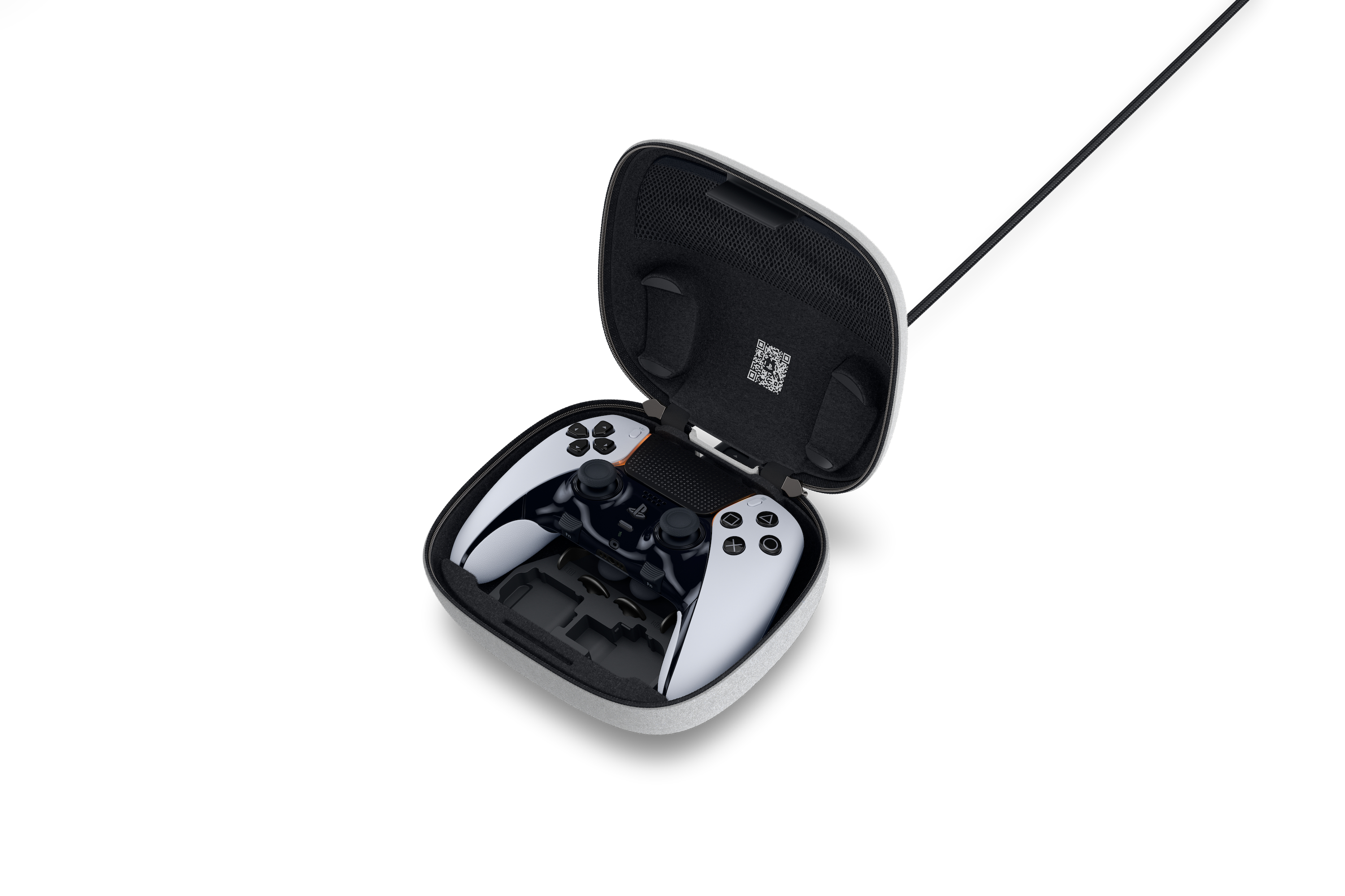 Ein weißer und schwarzer PlayStation Controller liegt in einer offenen Transporttasche mit einem Kabel.