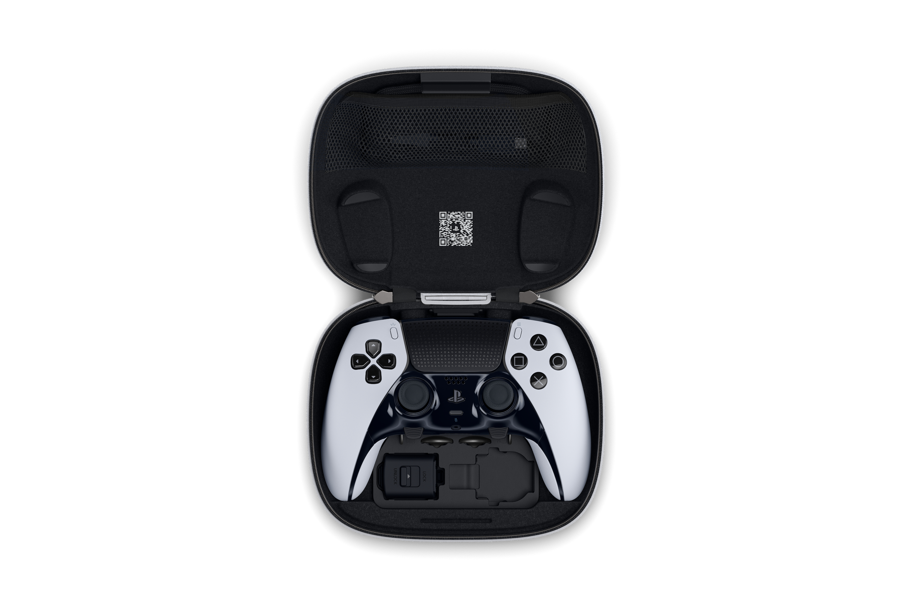 Ein weiß-schwarzer PlayStation DualSense Controller liegt sicher in einem offenen, schwarzen Hartschalenetui.