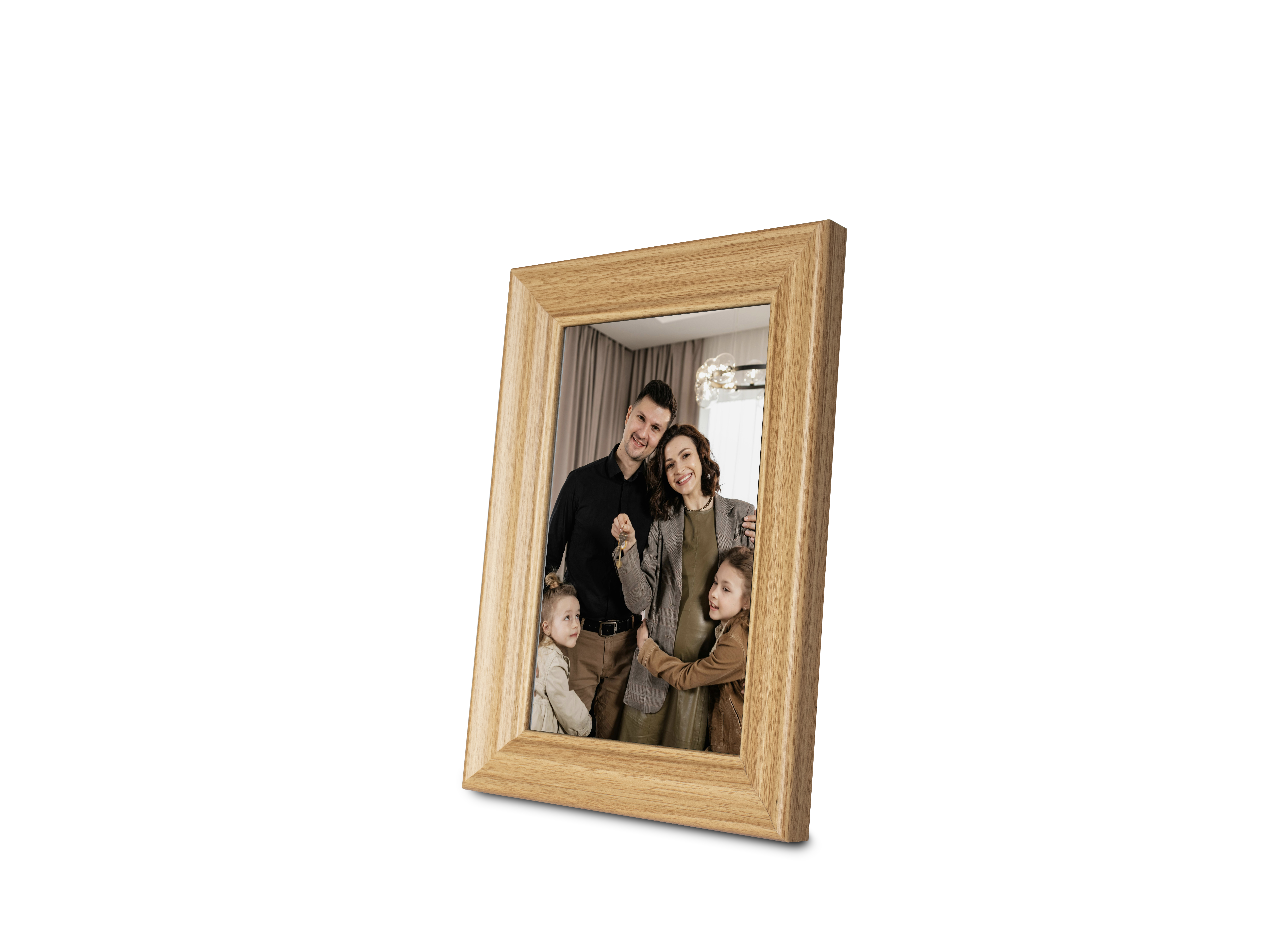 Ein Holzrahmen zeigt eine lächelnde Familie mit zwei Kindern, die einen Hausschlüssel halten.
