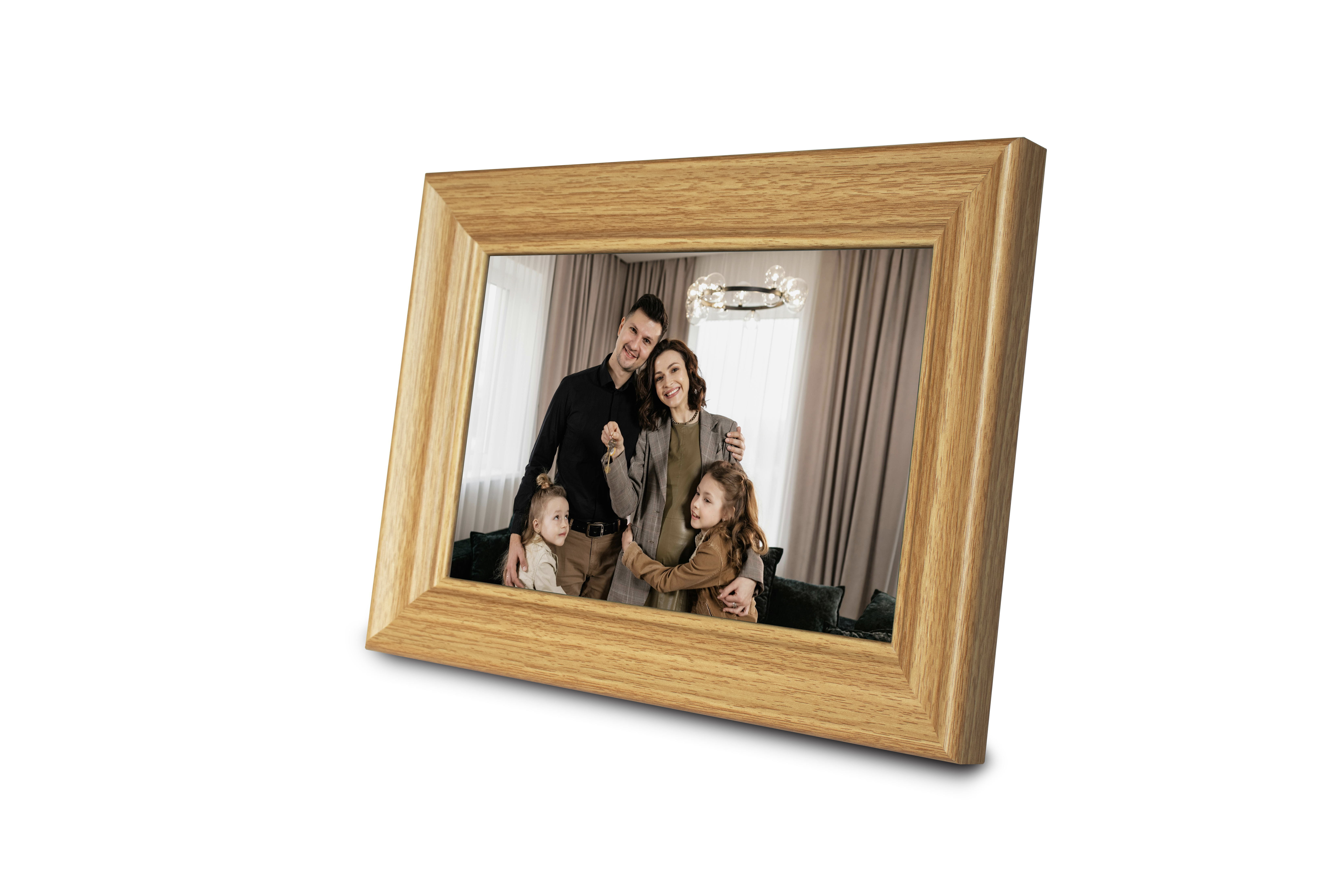 Holzbilderrahmen mit einer glücklichen Familie, die drinnen Schlüssel hält.