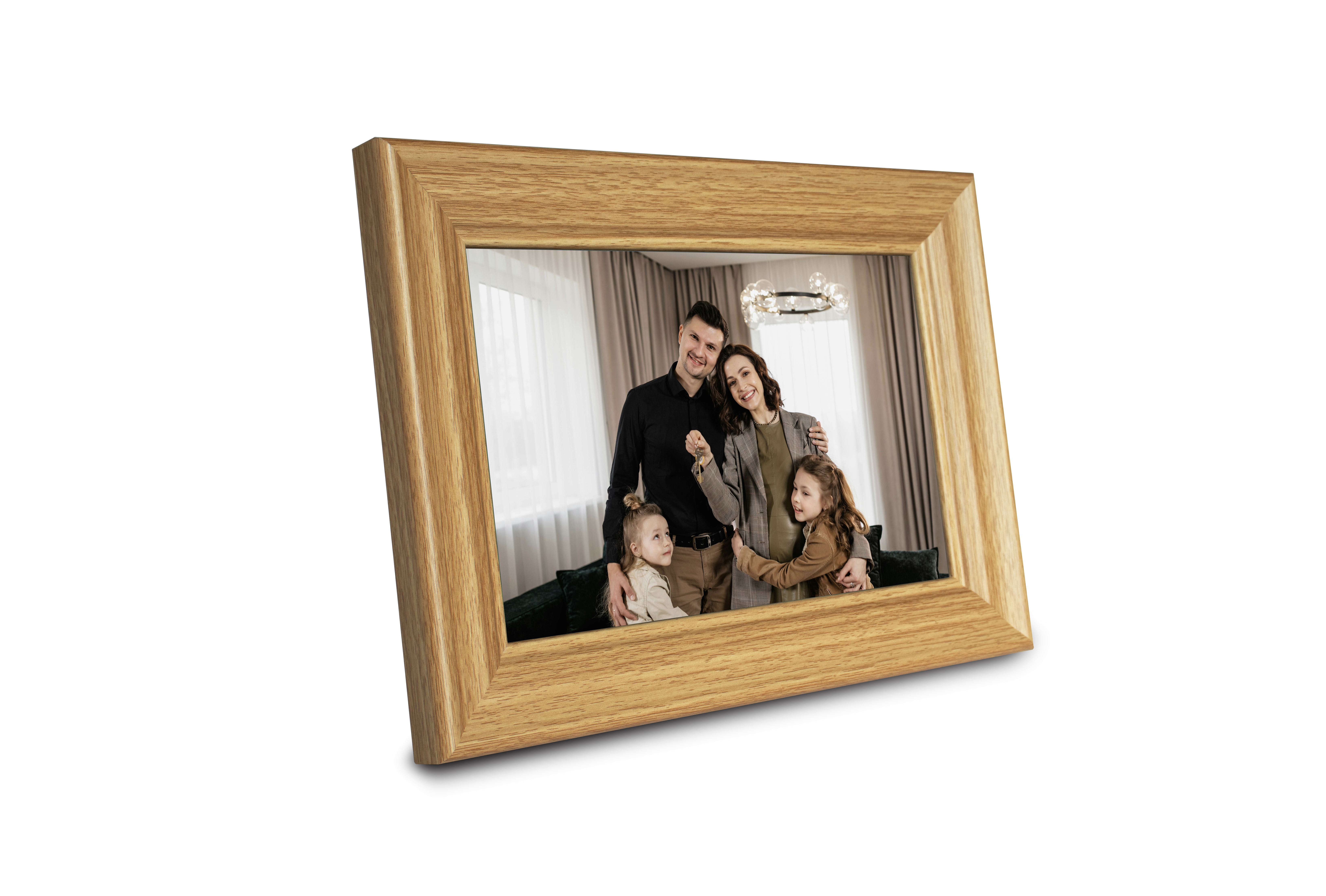 Holzbilderrahmen mit glücklicher Familie drinnen, die Schlüssel hält.
