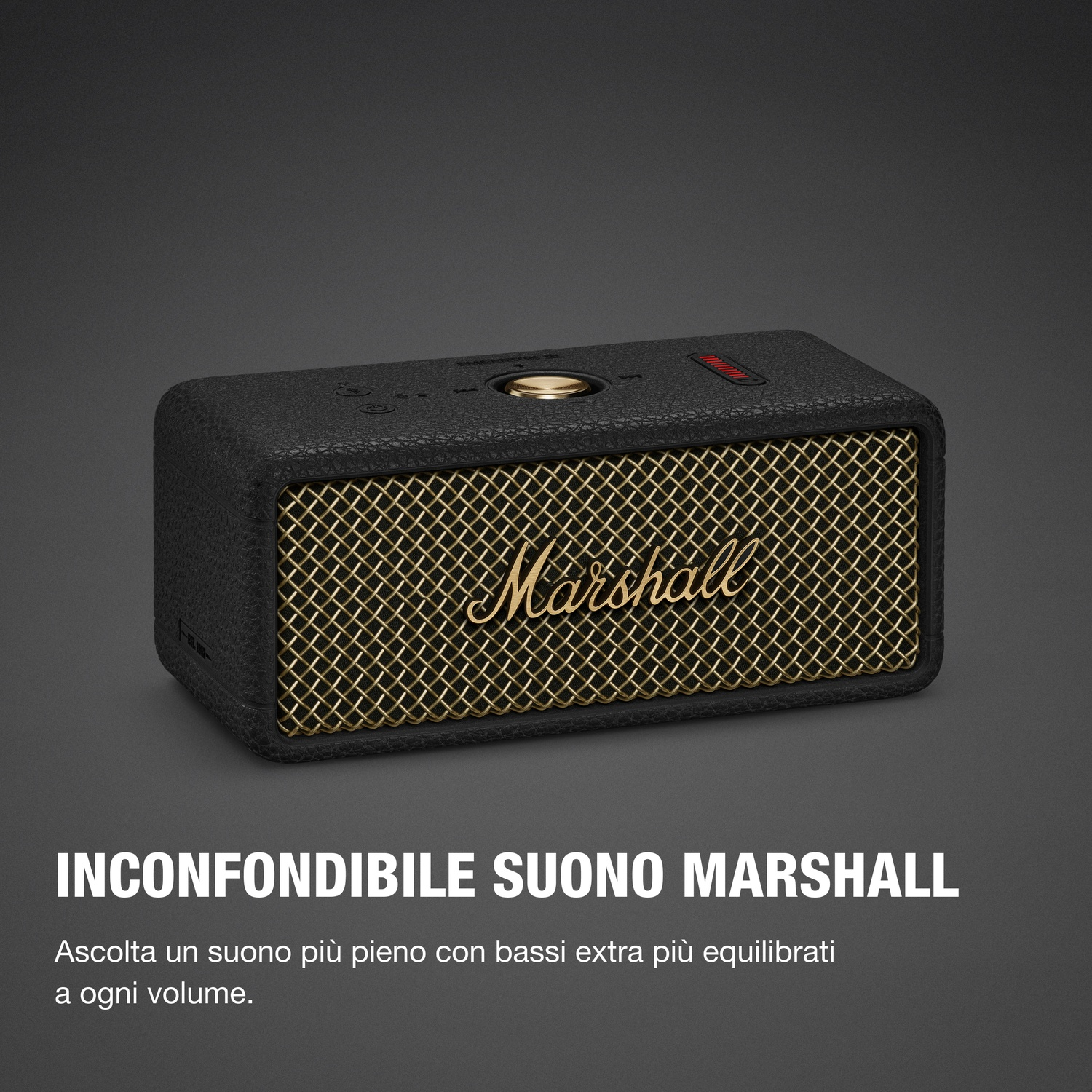 Un altoparlante Bluetooth Marshall nero con griglia dorata e manopole si trova su uno sfondo grigio.