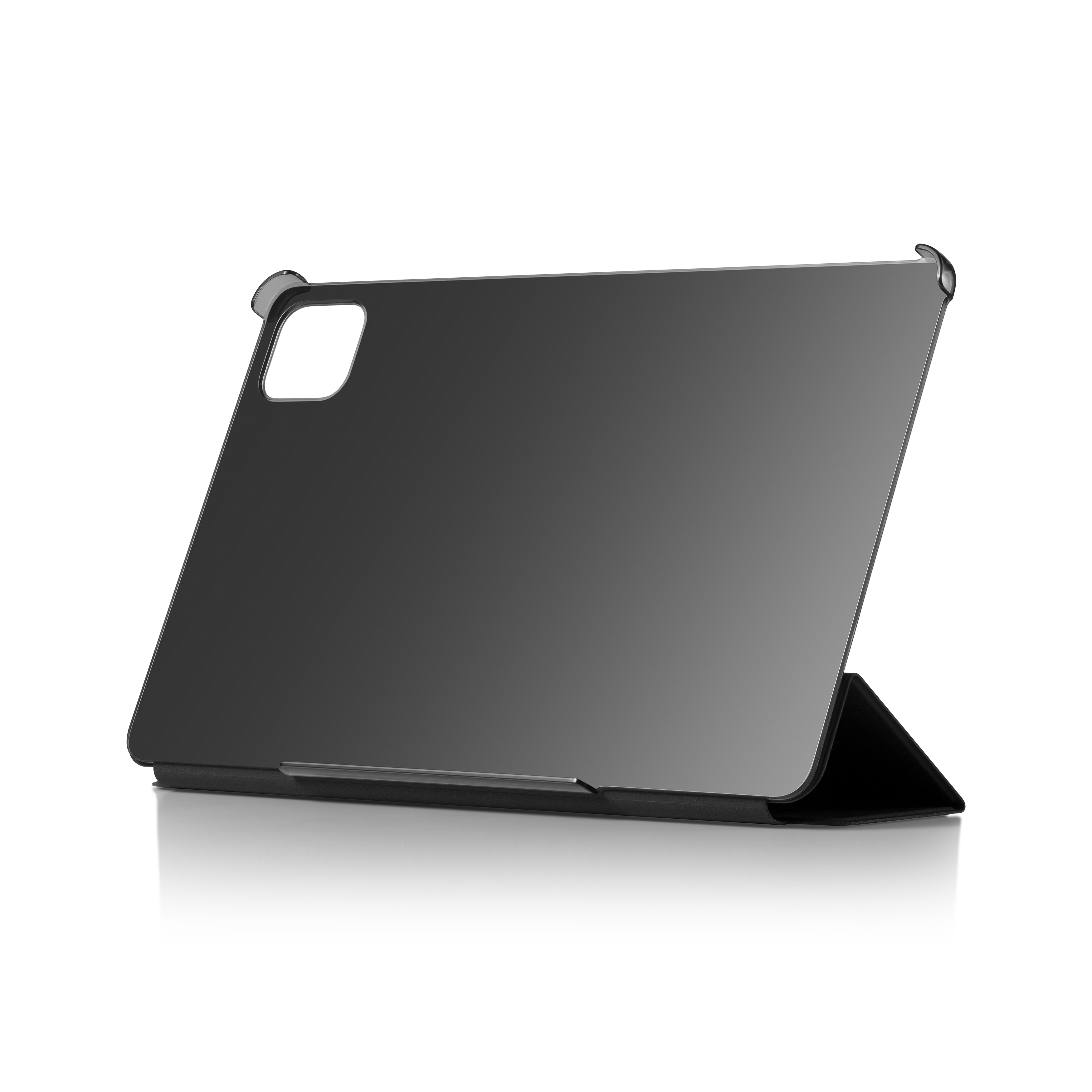 Una tableta negra en una funda protectora se encuentra sobre una superficie reflectante con fondo negro.