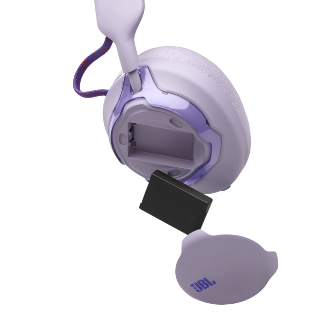 Auriculares JBL morados con compartimento de batería abierto sobre fondo negro.