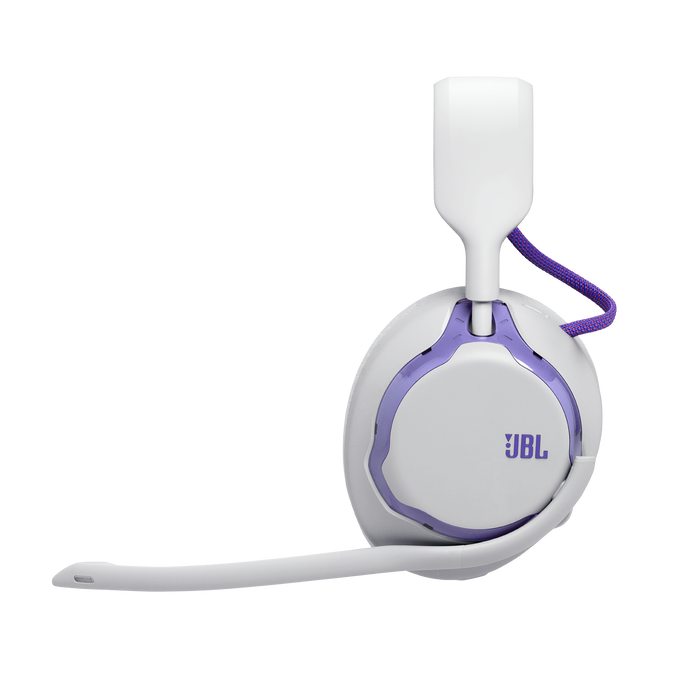Auriculares de juego JBL blancos con micrófono sobre fondo negro.