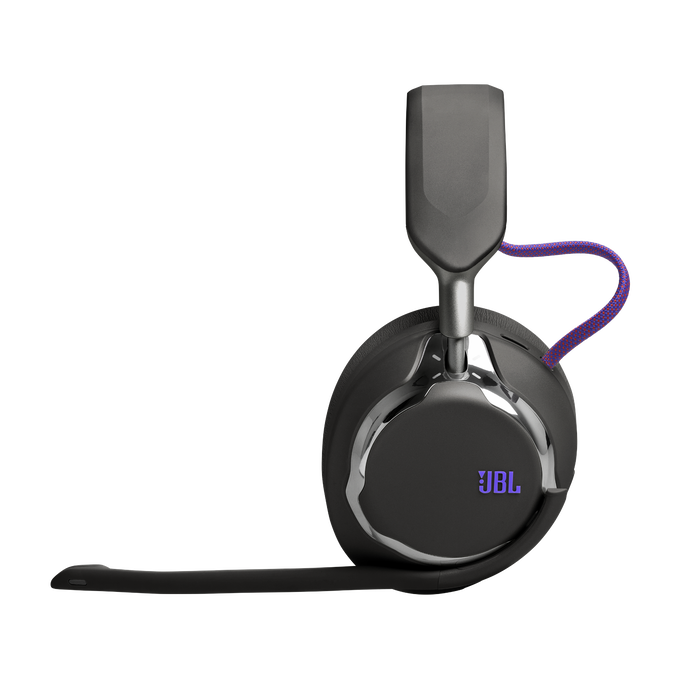 Auriculares gaming JBL negros con micrófono de asta y cable de tela azul-púrpura sobre fondo negro.