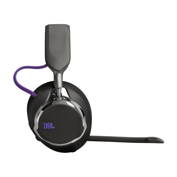 Auriculares gaming JBL negros con micrófono de asta y cable trenzado morado sobre fondo negro.