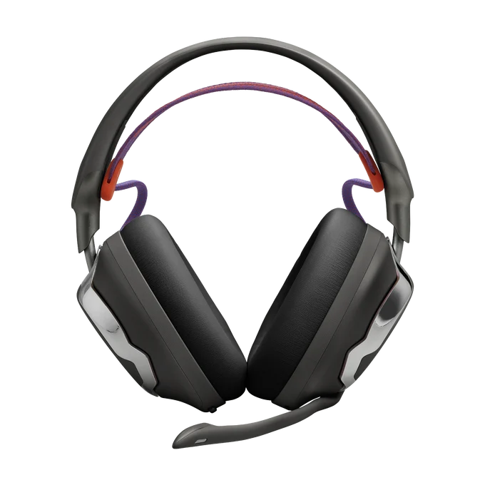 Auriculares de juego gris oscuro con correa morada, almohadillas gruesas y micrófono sobre fondo negro.