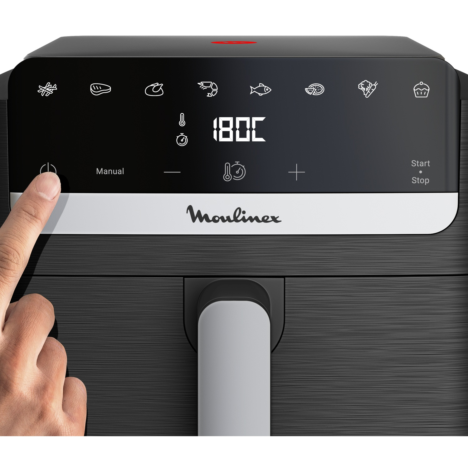 Een hand drukt op de aan/uit-knop op het digitale bedieningspaneel van een zwarte en zilveren Moulinex heteluchtfriteuse.