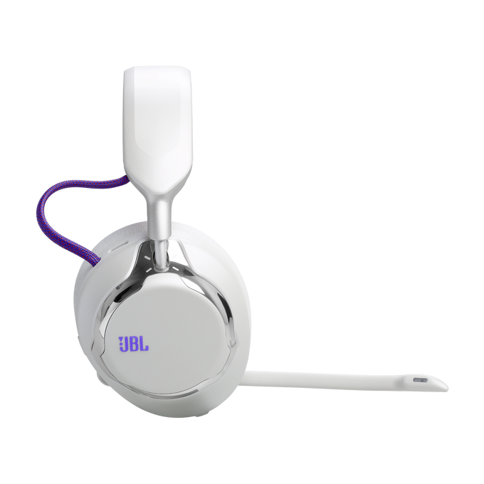 Auriculares de juego JBL blancos con micrófono de asta y cable trenzado morado sobre fondo negro.