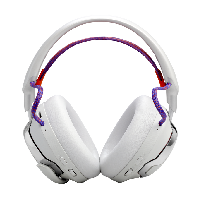 Auriculares blancos con cordón morado y rojo sobre fondo negro.