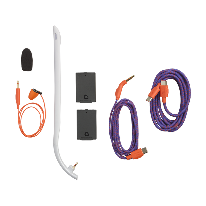 Accesorios de audio sobre fondo negro: micrófono, cables, baterías y auriculares.