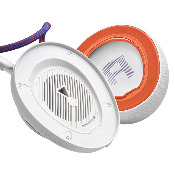 Auriculares blancos y naranjas con cable morado sobre fondo negro.