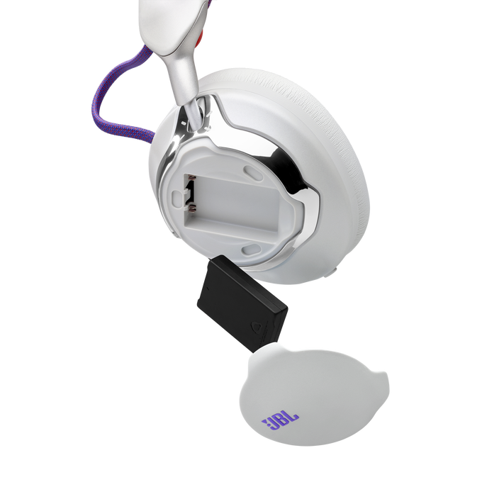 Auriculares blancos JBL con batería negra extraíble y compartimento abierto sobre fondo negro.