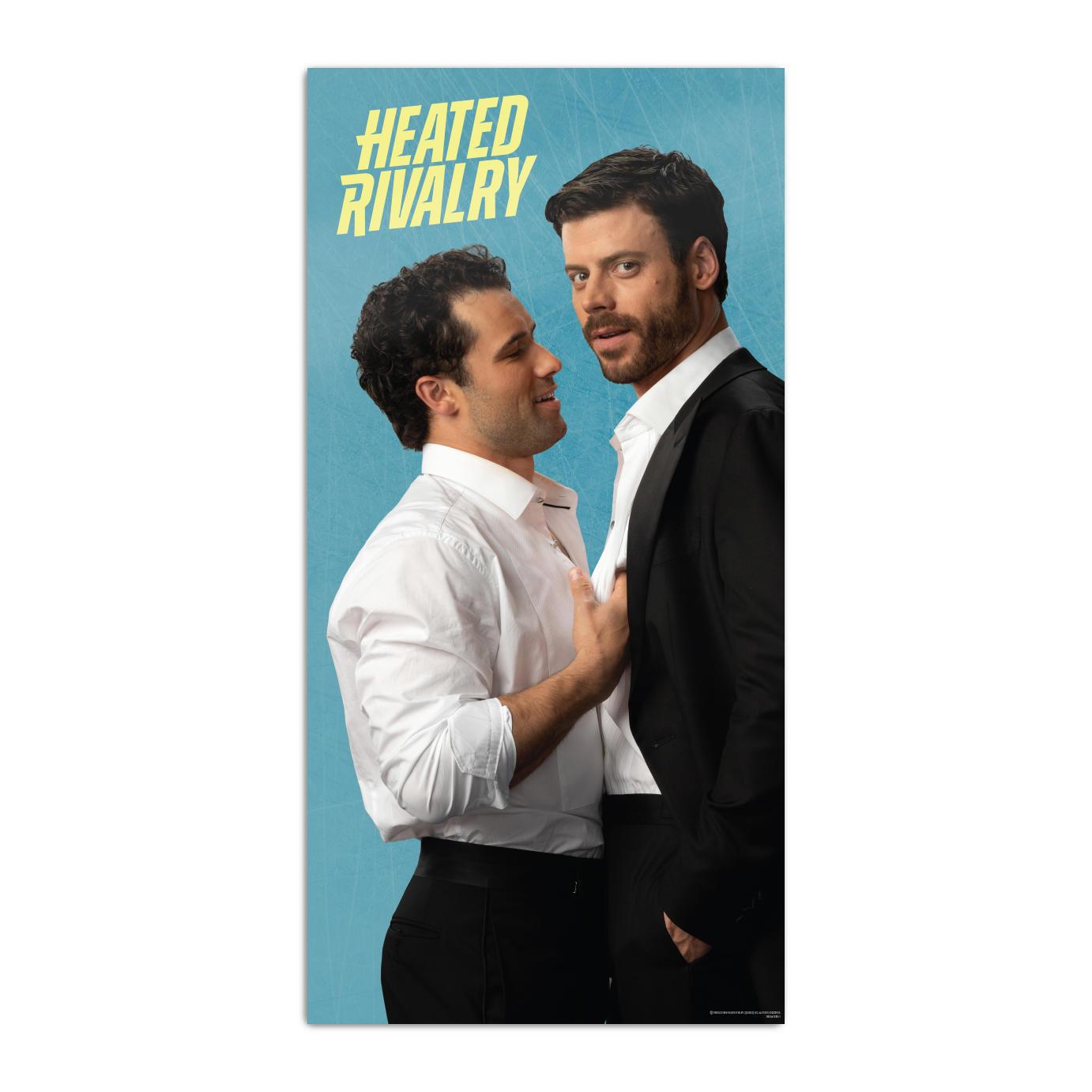 Zwei Männer im Anzug stehen vor blauem Hintergrund; der Text Heated Rivalry steht oben.