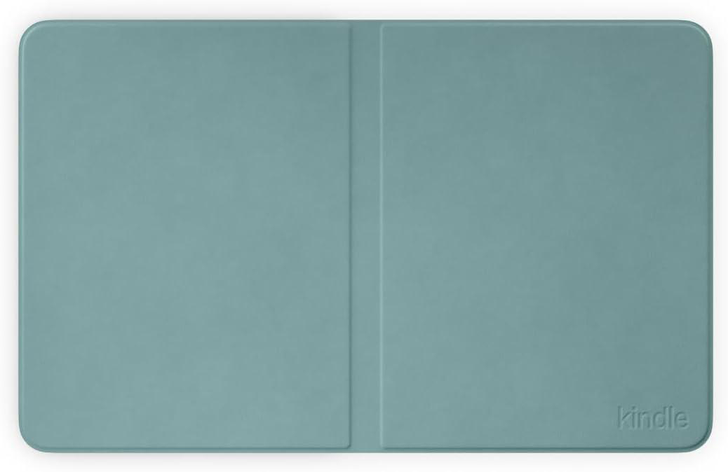 Ein geschlossener, blauer Kindle-Lederumschlag liegt flach auf weißem Hintergrund mit dem Kindle-Logo in der unteren rechten Ecke.
