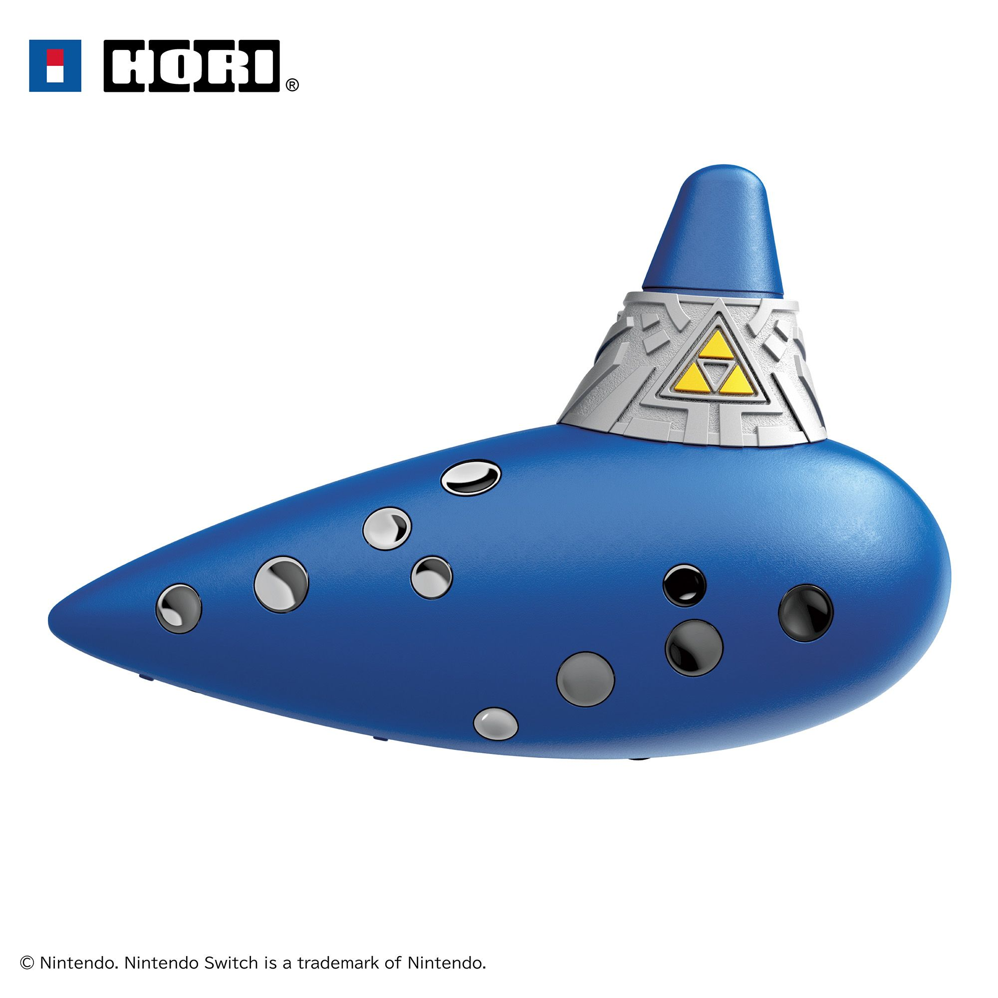 Blaue Okarina mit silbernem Hals, gelbem Triforce-Symbol und mehreren schwarzen Grifflöchern vor weißem Hintergrund.