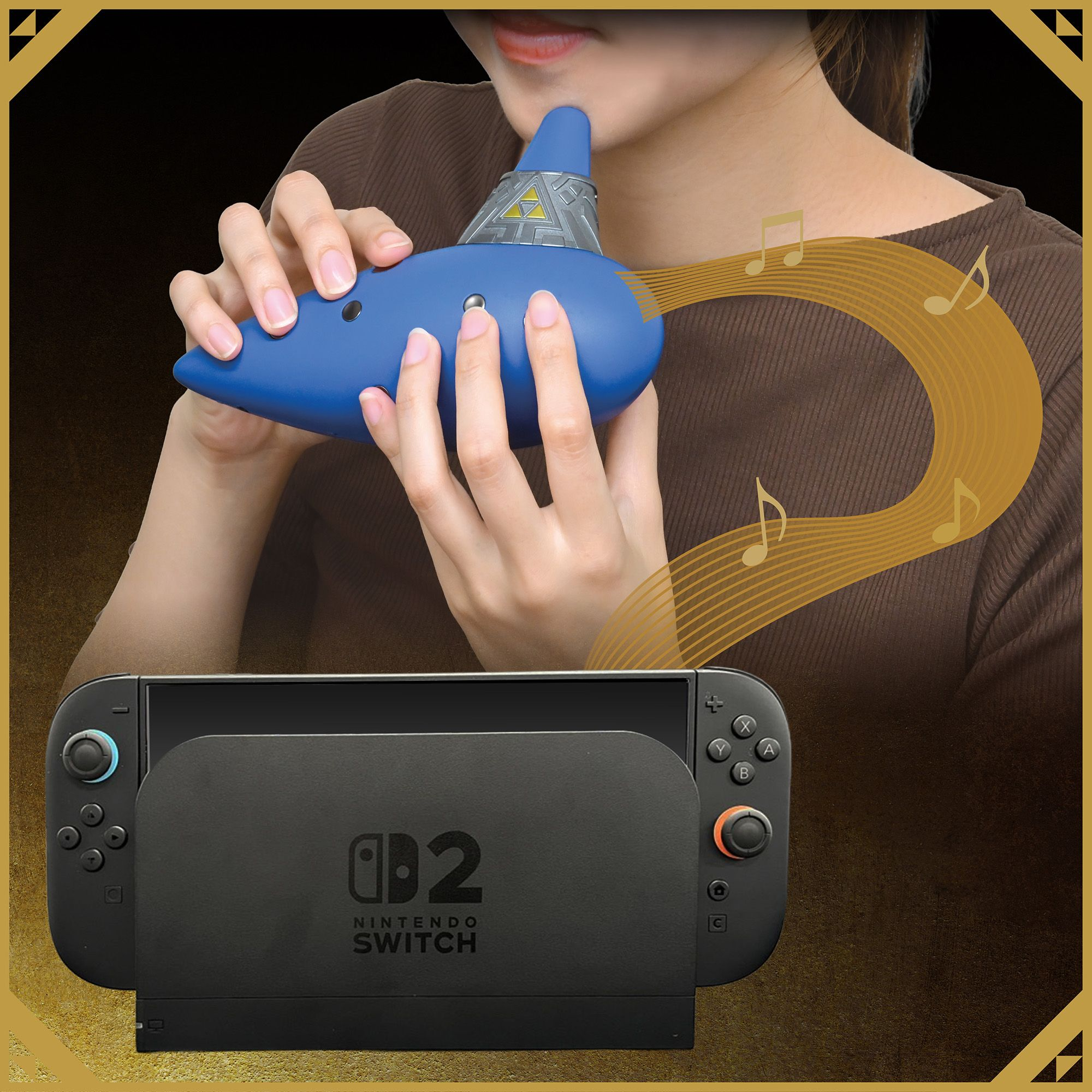 Eine Frau spielt eine blaue Zelda-Okarina, während darunter eine Nintendo Switch Konsole in einem Dock zu sehen ist.