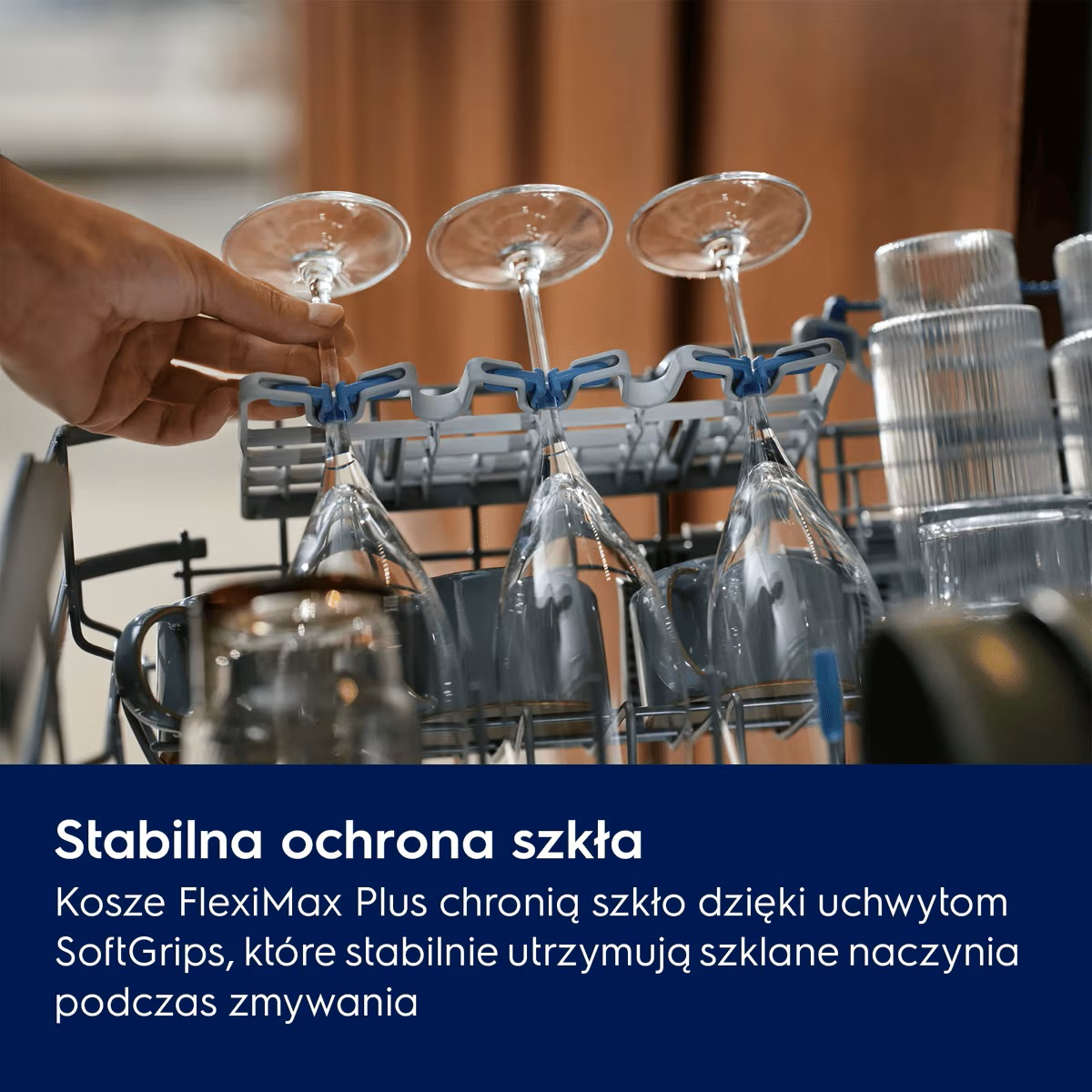 Ręka umieszcza kieliszki do wina w koszu zmywarki z niebieskimi uchwytami.
