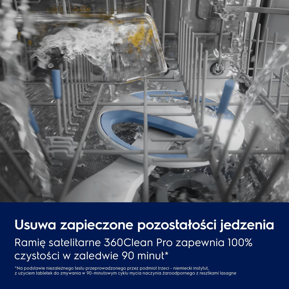Wnętrze zmywarki z tryskającą wodą i obrotowym ramieniem pod koszem.