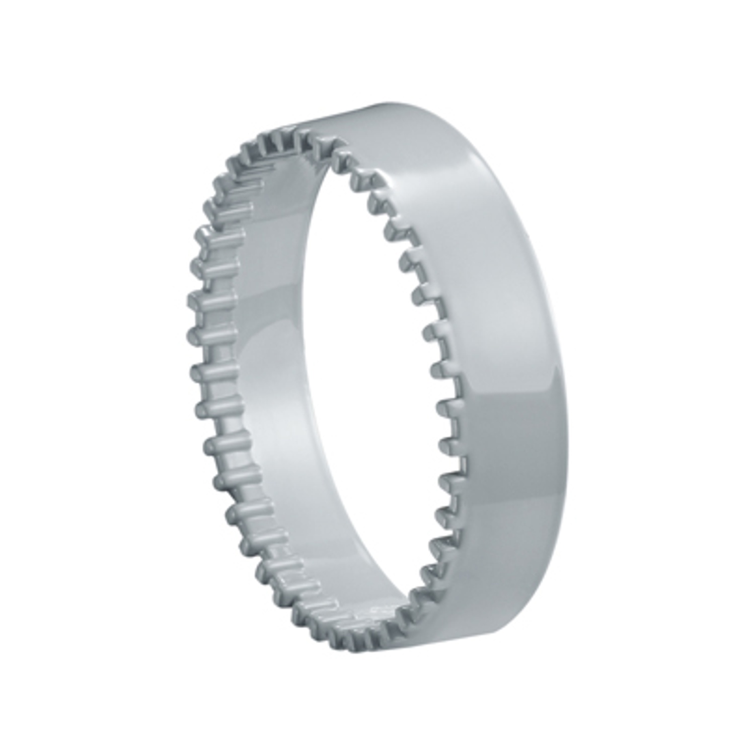 Un anello d'argento con un bordo dentato su un lato su sfondo bianco.