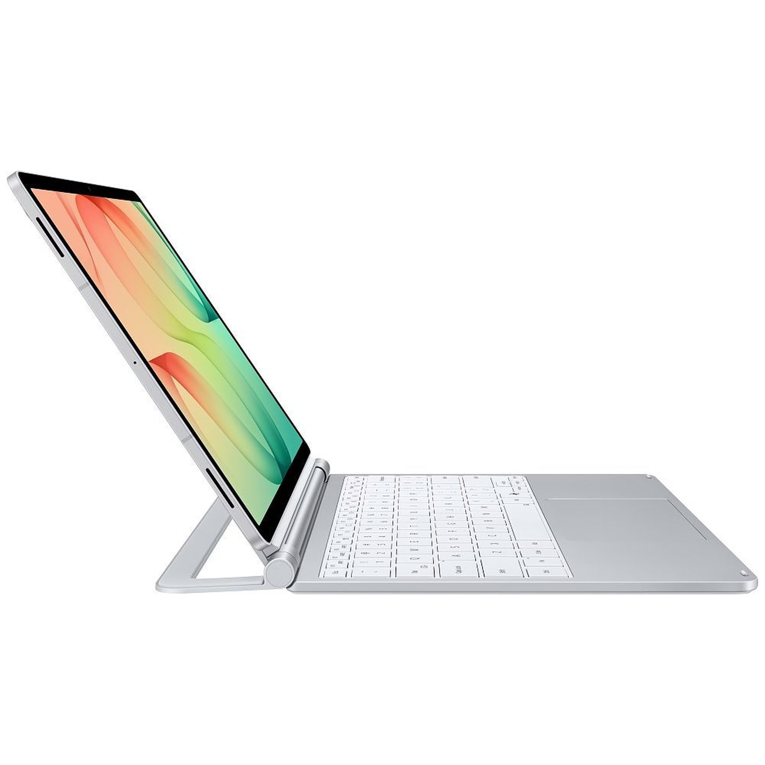Een zilveren tablet in een toetsenbordhoes, van de zijkant bekeken op een witte achtergrond.