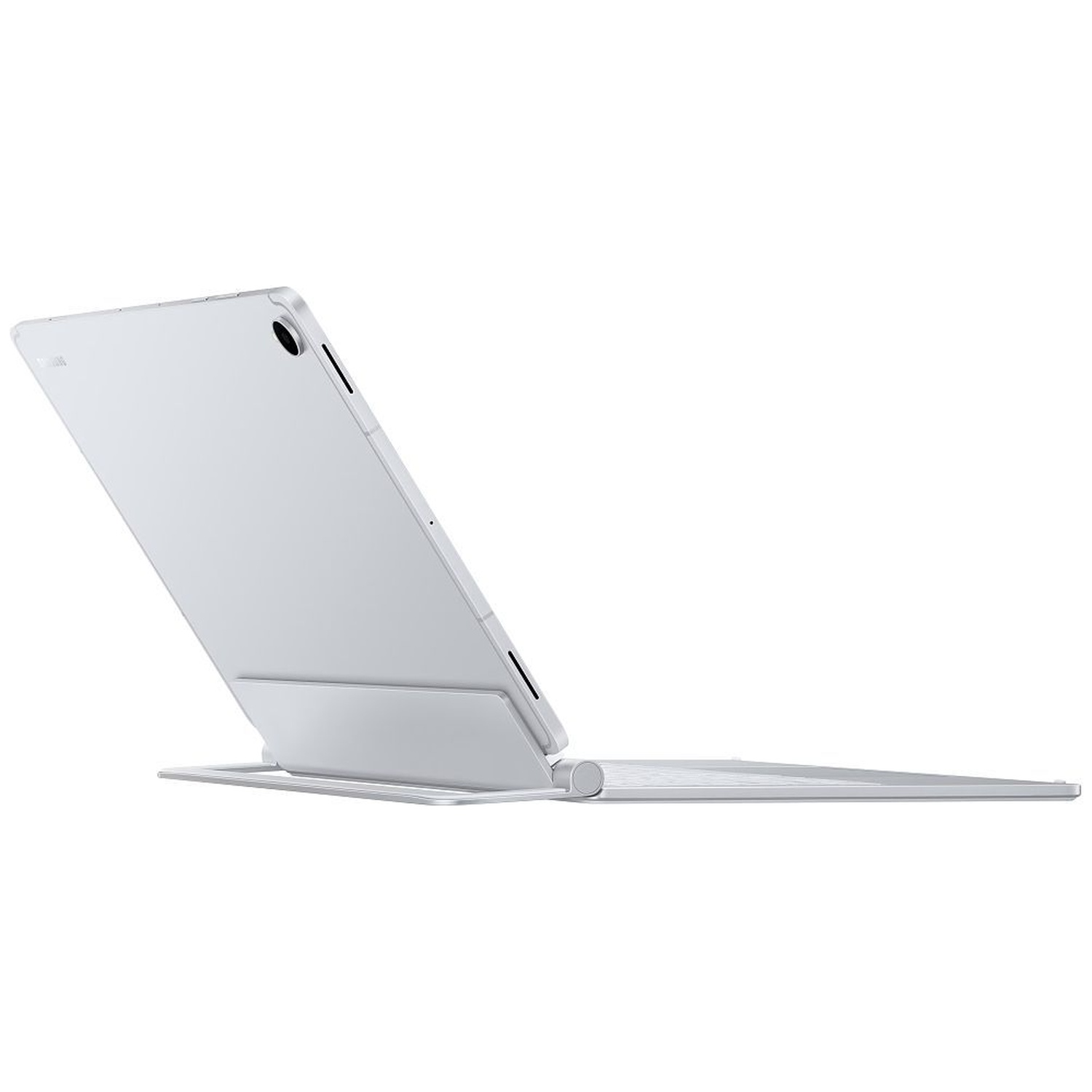 Een zilveren tablet met een bevestigde toetsenbordstandaard op een wit oppervlak.