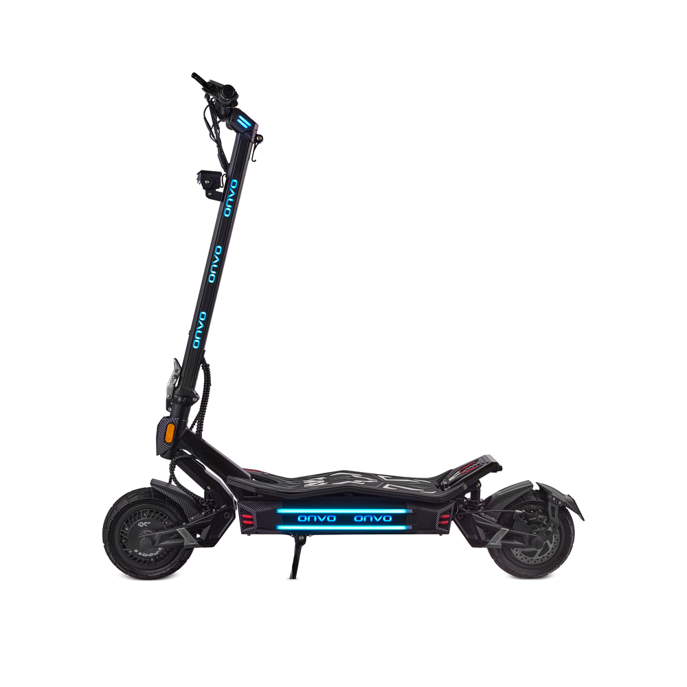 Yanlarında ve gidonunda mavi ışıklar bulunan siyah elektrikli scooter, beyaz arka planda duruyor.