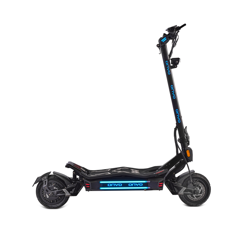 Yanda mavi ışık şeritleri ve logolar bulunan siyah elektrikli scooter, beyaz arka planda yandan görünüm.