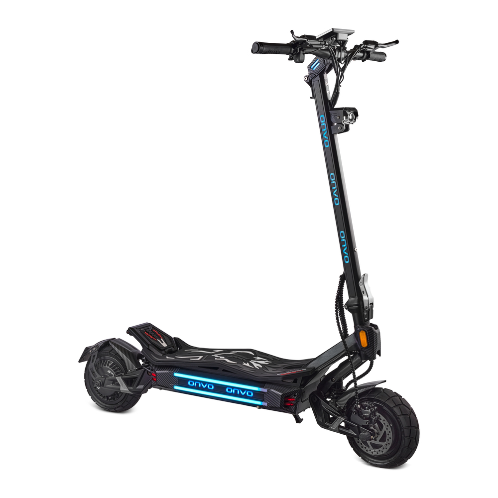 Beyaz arka planda mavi ışıklı şeritlere sahip siyah elektrikli scooter.