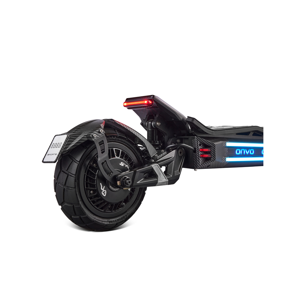 Kırmızı arka stop lambası ve mavi yan aydınlatması olan siyah elektrikli scooter'ın arka tekerleğinin yakından görünümü.