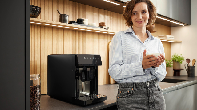 Ekspres ciśnieniowy KOENIC Cremaro KCAM 1518026 B Moc 1725W 15 bar Cold Brew Czarny