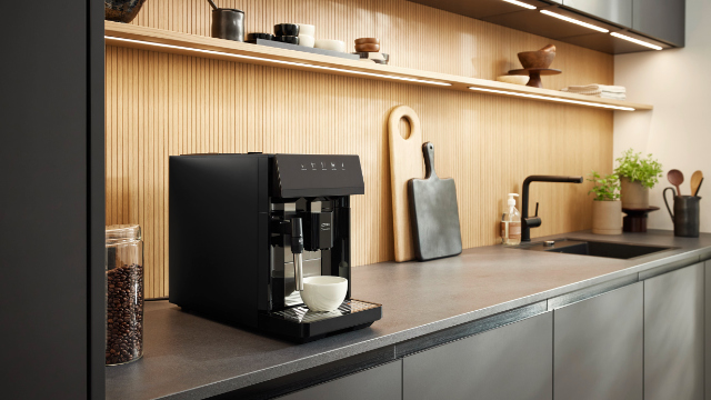 Ekspres ciśnieniowy KOENIC Cremaro KCAM 1518026 B Moc 1725W 15 bar Cold Brew Czarny
