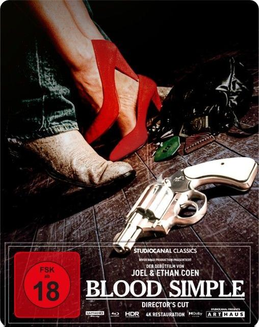Ein Revolver, rote High Heels, Cowboystiefel und eine Tasche auf Holzboden unter dem Filmtitel Blood Simple.