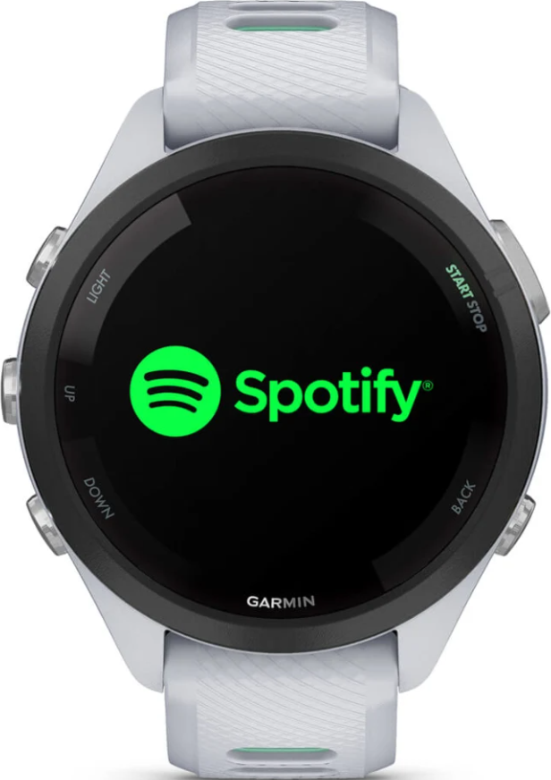 Eine weiße Garmin-Sportuhr zeigt das grüne Spotify-Logo auf dem Display.