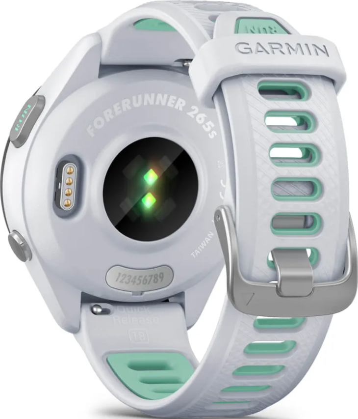 Rückseite einer Garmin Forerunner 265s Smartwatch mit Herzfrequenzsensor und weiß-türkisem Silikonarmband.