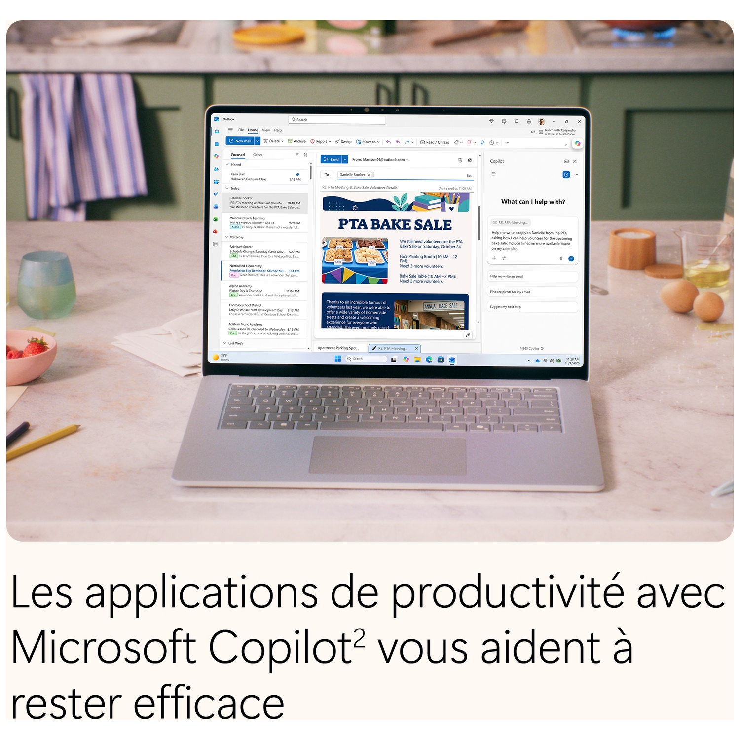 Un ordinateur portable sur un comptoir de cuisine affiche Microsoft Outlook avec l'assistant Copilot.