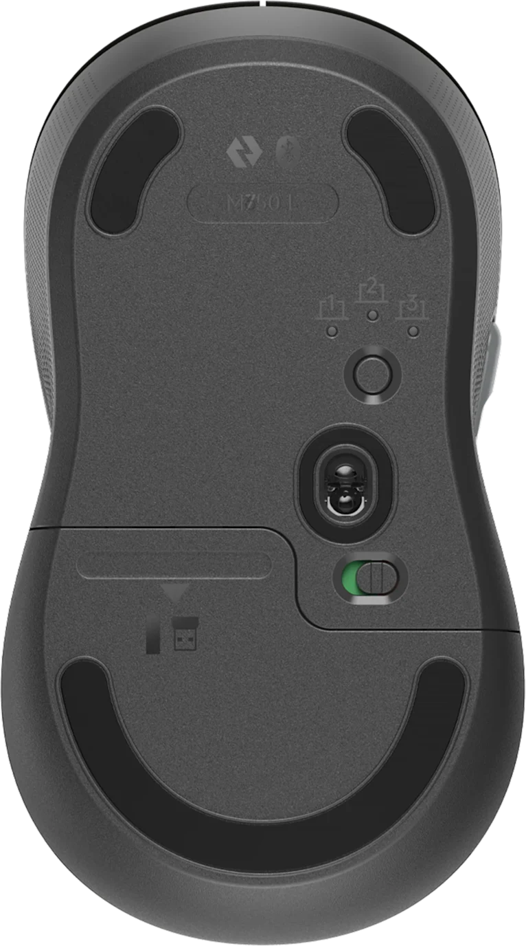 Le dessous gris d'une souris d'ordinateur avec capteur, interrupteur et trois patins noirs.