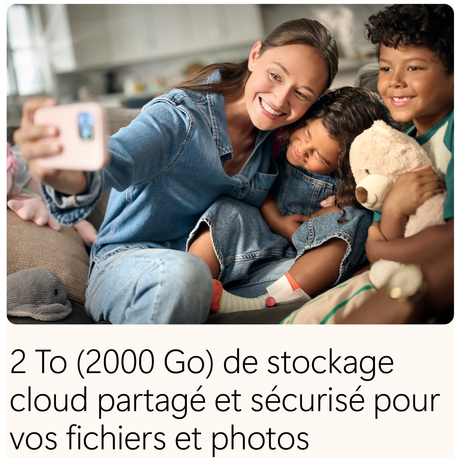 Une famille heureuse prend un selfie avec un smartphone dans un salon.