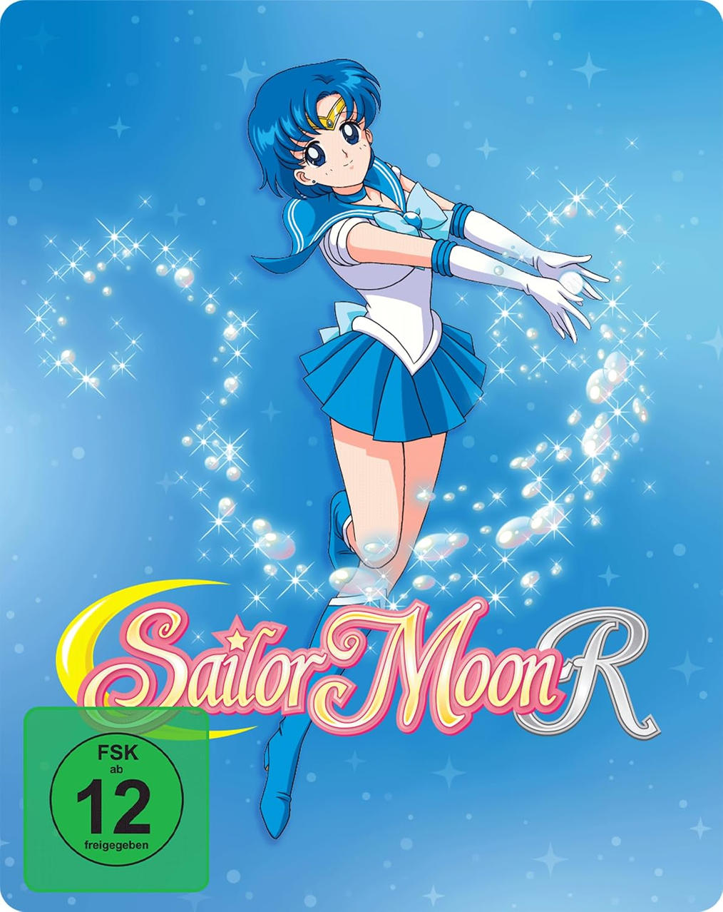 Sailor Merkur schwebt vor blauem Hintergrund mit Glitzer, dem Sailor Moon R Logo und FSK 12 Logo.