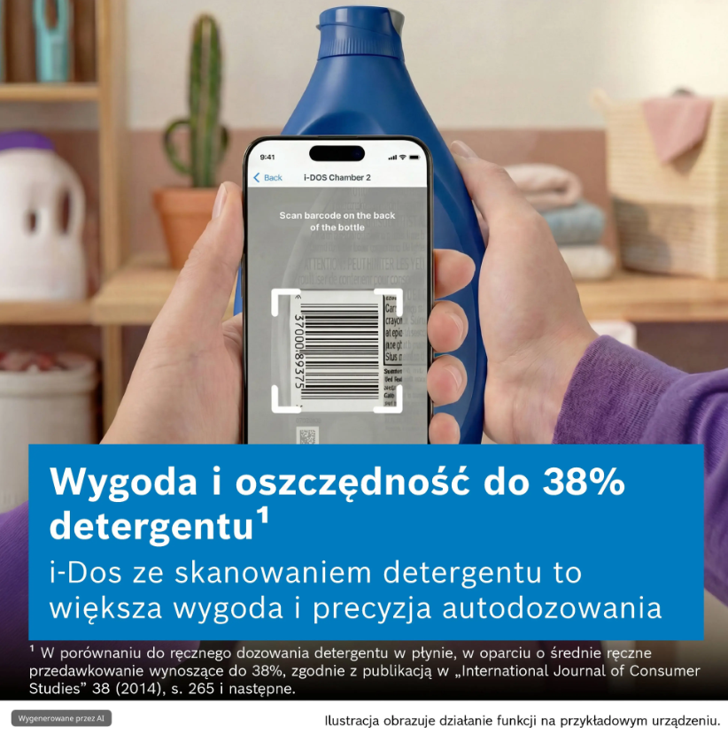 Ręka trzyma smartfon skanujący kod kreskowy na niebieskiej butelce detergentu.