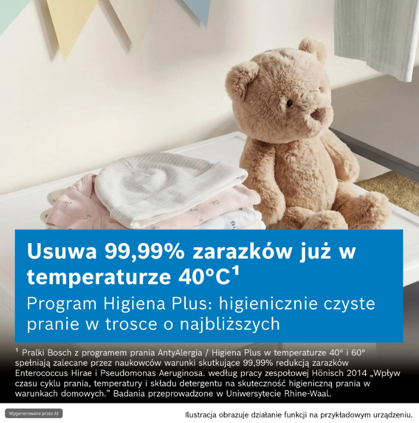 Puszysty brązowy miś siedzi obok złożonych ubranek dziecięcych na białej powierzchni, z tekstem promocyjnym.