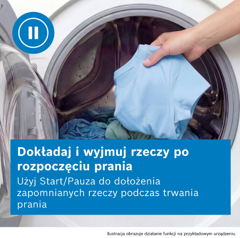 Ręka wkłada jasnoniebieskie ubranie do otwartego bębna pralki z tekstem.
