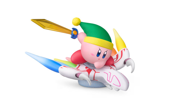 Kirby w zielonej czapce ze złotym mieczem jedzie na kolorowej Warp Star na bia łym tle.