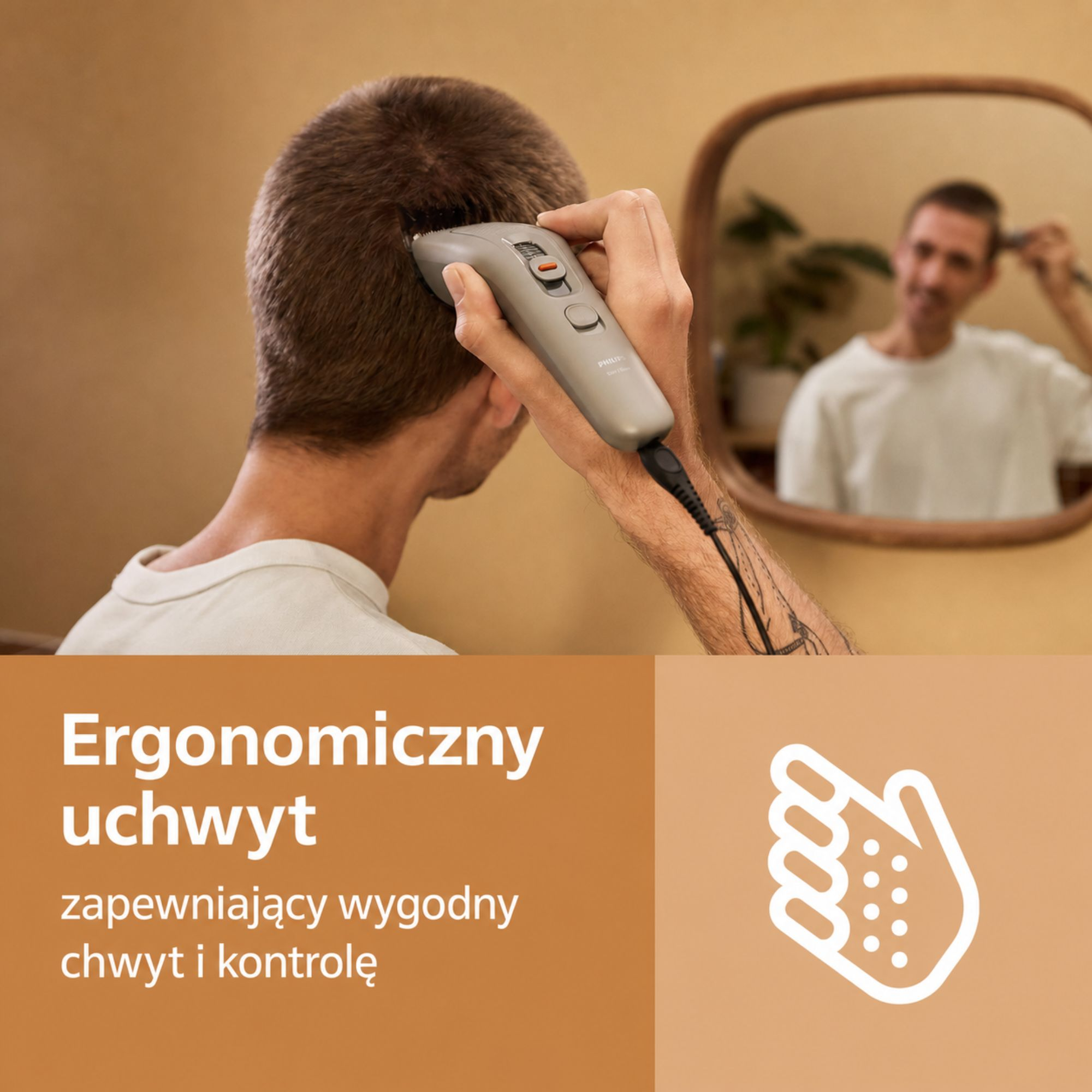Mężczyzna przycina włosy szarą maszynką, odbijając się w lustrze, z tekstem i ikoną na dole.